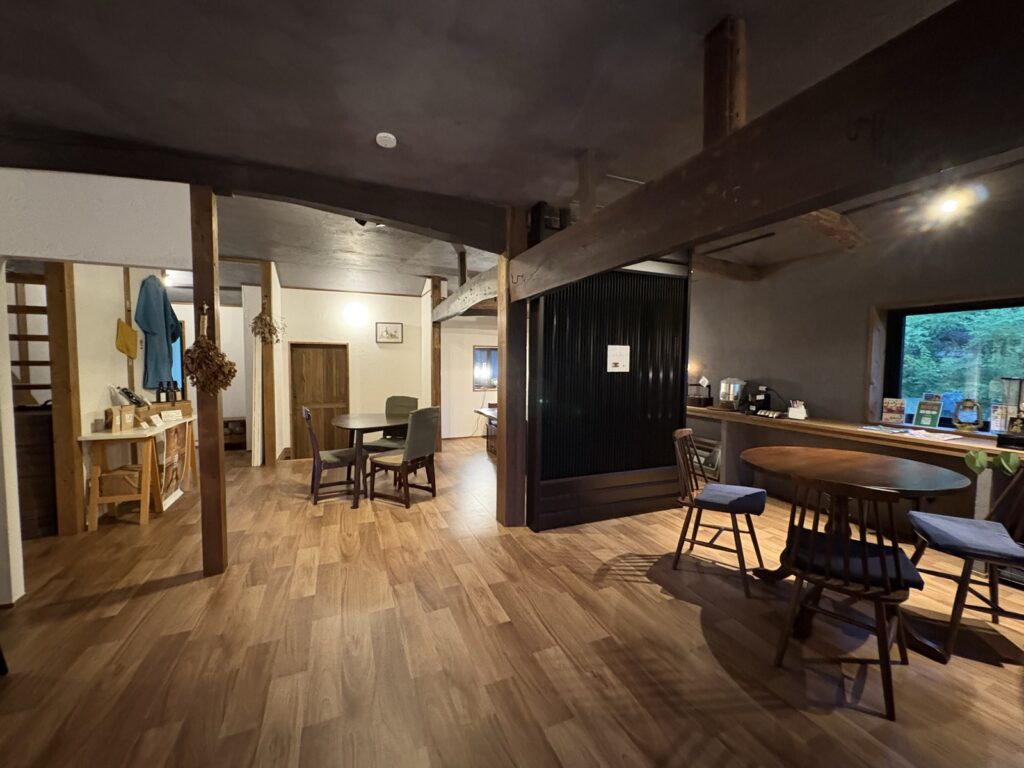 つづやビレッジの母屋・館内。古民家の梁と板張りの床