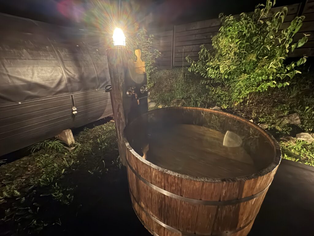 つづやビレッジの水風呂。天然井戸水を張った木桶