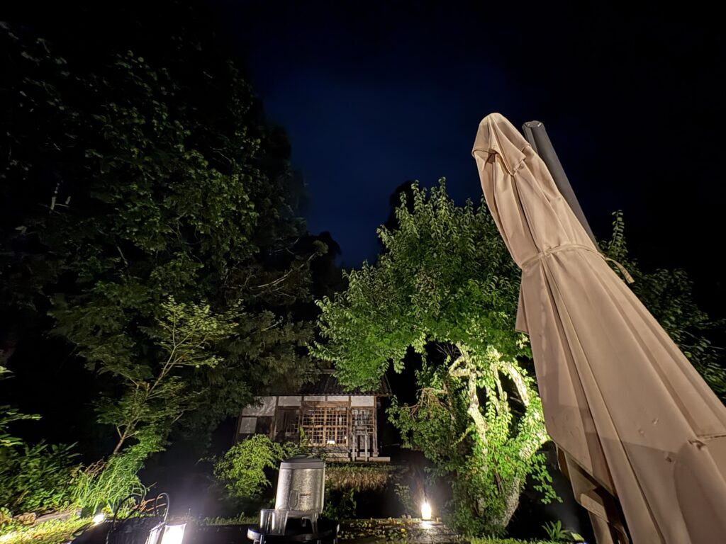 つづや神社の前にある外気浴スペース
