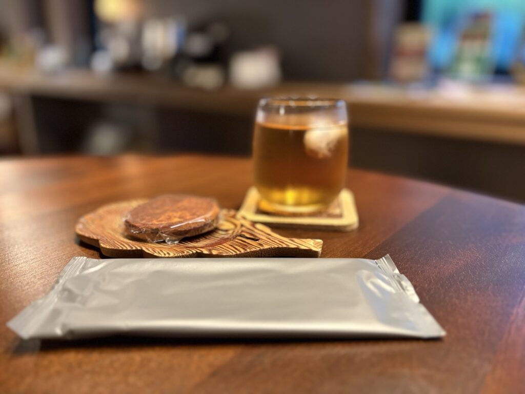 サウナ前に提供された温かい飲みものとお茶請け