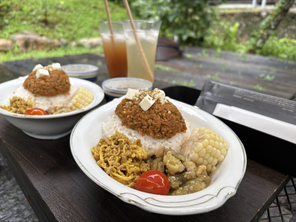 外気浴スペースで食べたカレーとドリンク