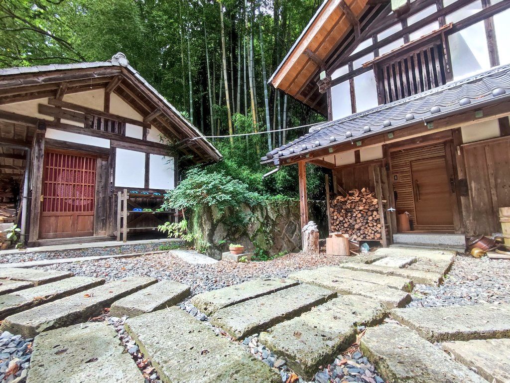 竹林に囲まれたKOAMIGAMEの敷地と石畳