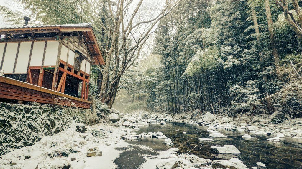 大北川にせり出したKOAMIGAMEのデッキと雪景色