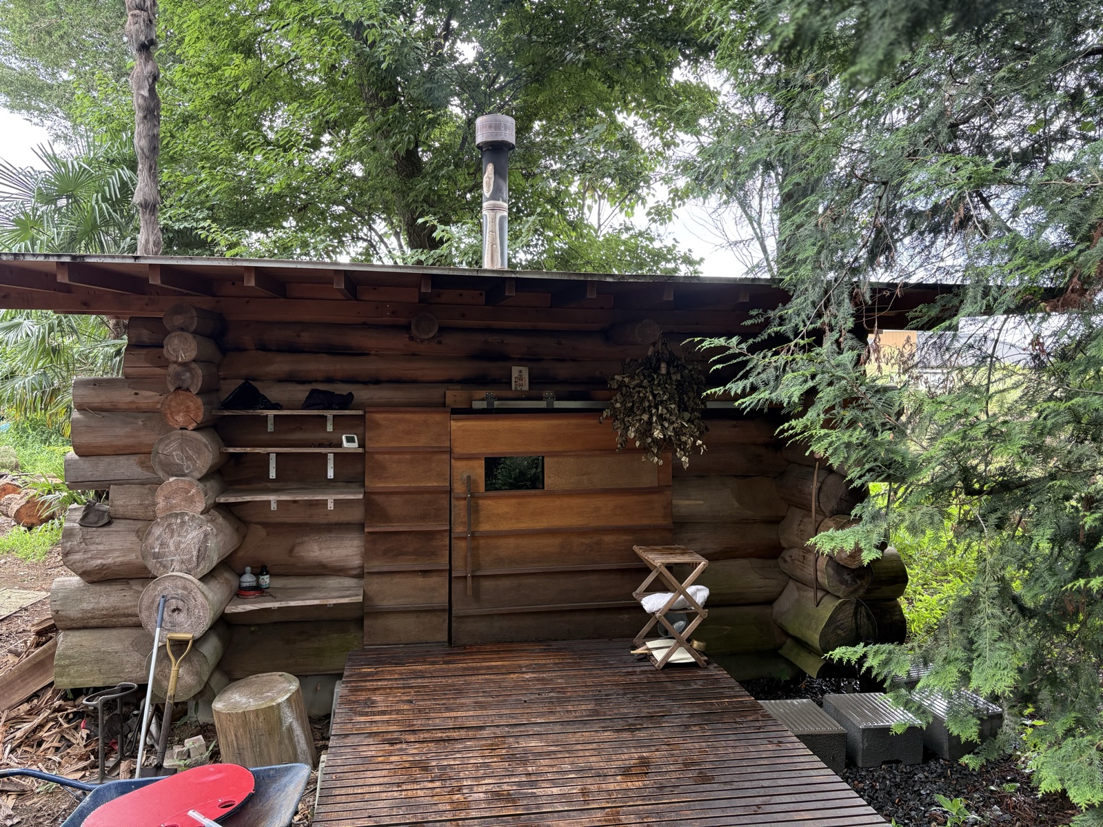 林のなかに、丸太を組んだ小屋がひとつ