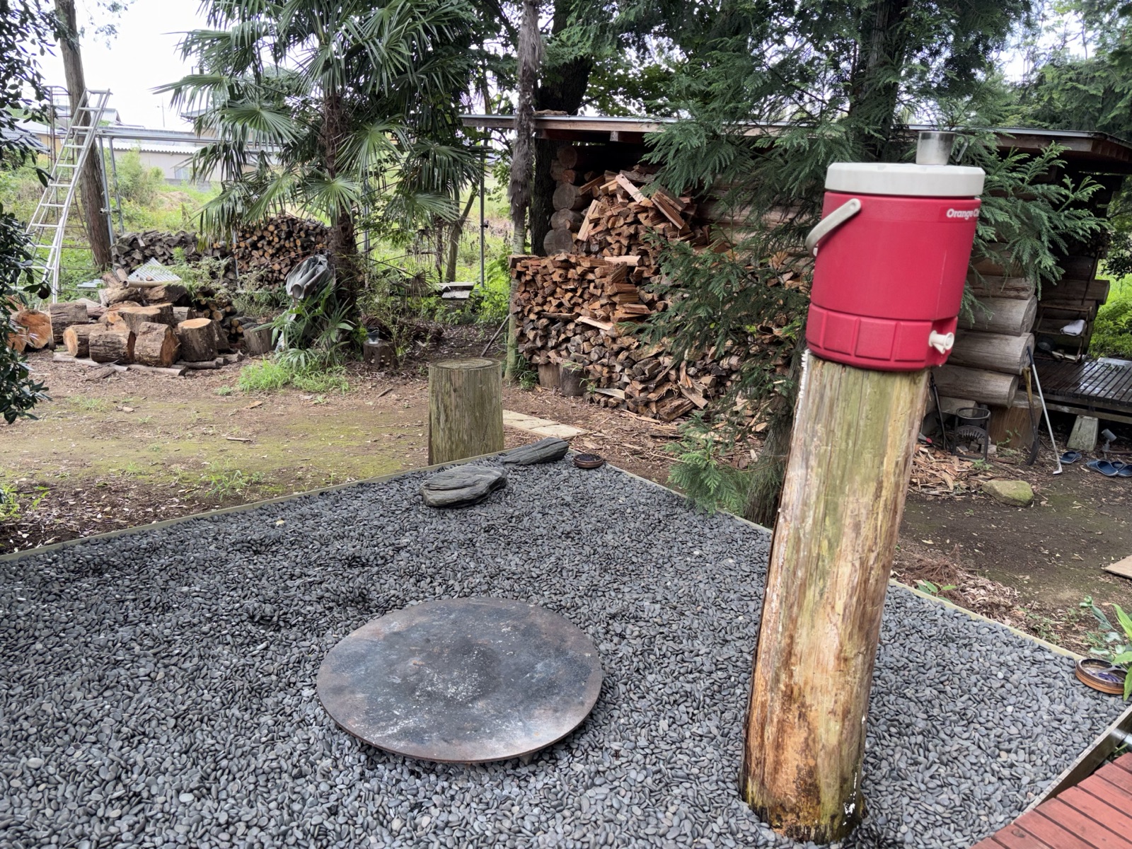 小屋の脇に薪が積んであります