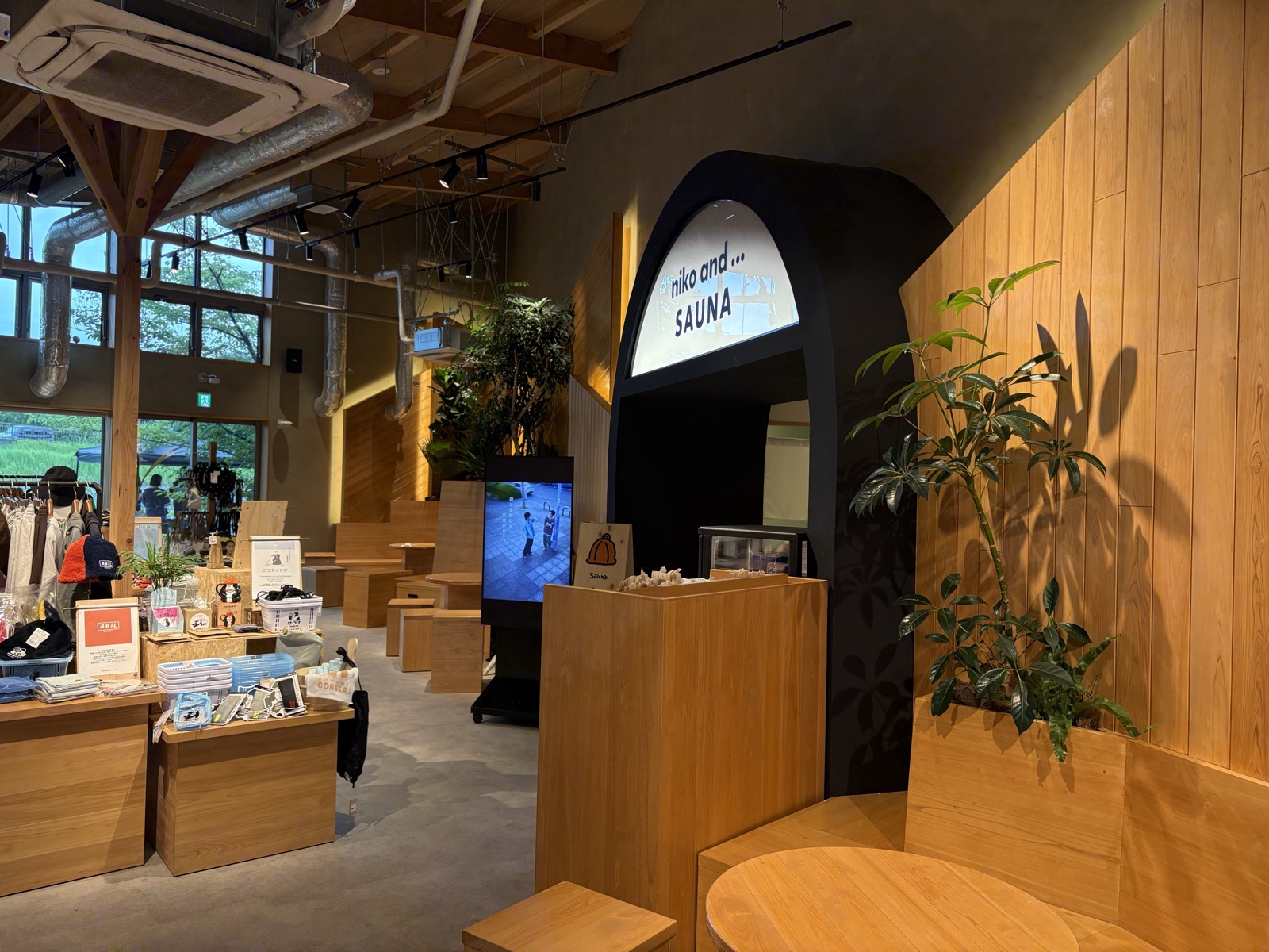天井の高い館内。奥がサウナの入口です