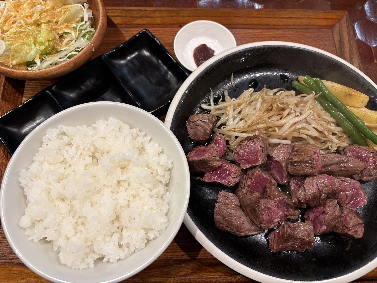 鉄板で出てくる番人ステーキ