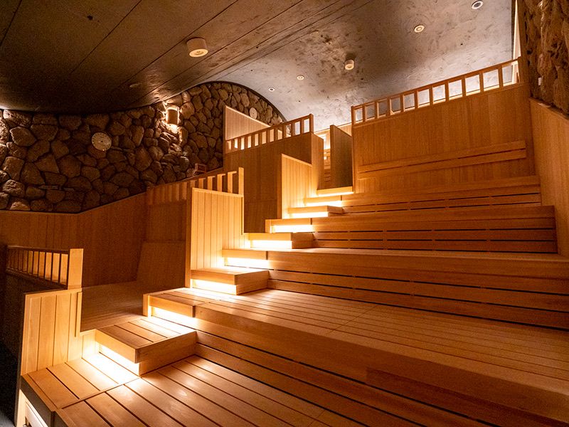 SPA&ごはん ゆるうむのタワーサウナ。階段状に段が重なる木のベンチ
