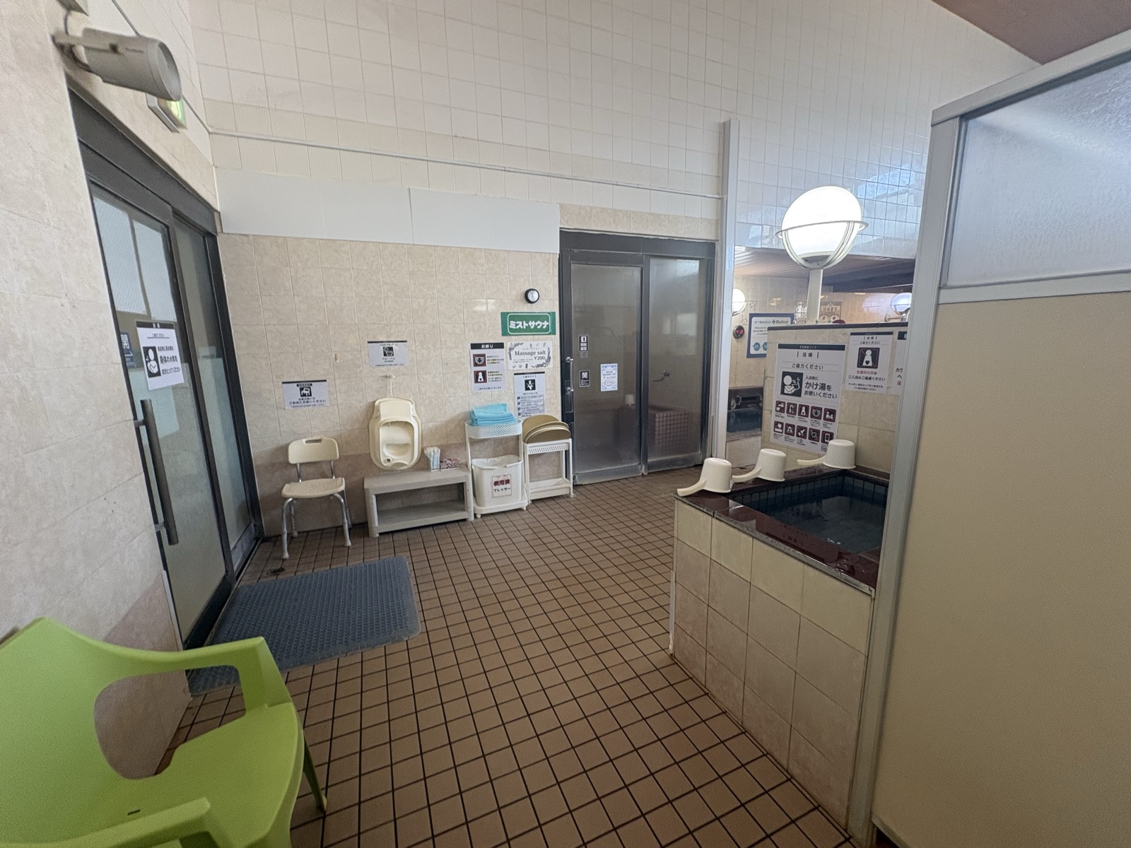 草加健康センターのミストサウナ入口