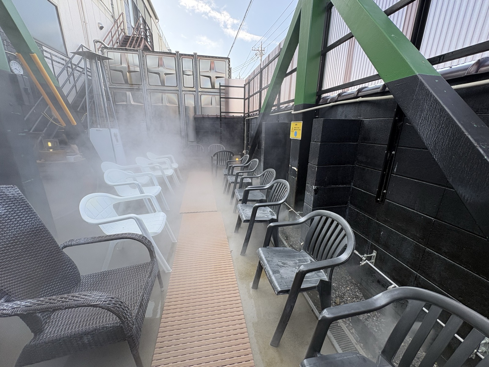 草加健康センターの屋上外気浴デッキ