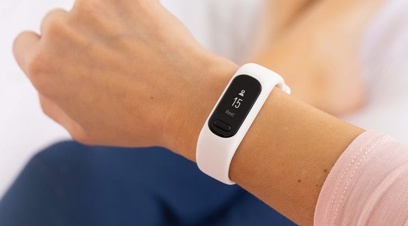 Garmin vívosmart 5(ホワイト)を手首に着けたところ